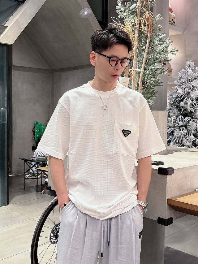 普家春夏季新款短袖，采用针织混纺面料拼接，质感细腻柔软，温暖轻盈而透气、亲肤舒适。针织立体感十足紧密衣摆。衣领前三角标设计，下摆拼接设计，超级好看！码数S-Xx