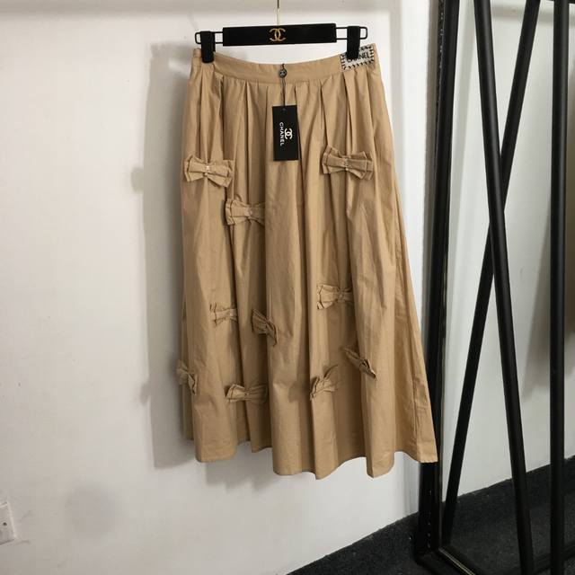 款号20252542 Chane*新款 镶钻蝴蝶结装饰高腰大摆半裙，卡其色，黑色，S-Xl， M码；腰围68弹力，长81