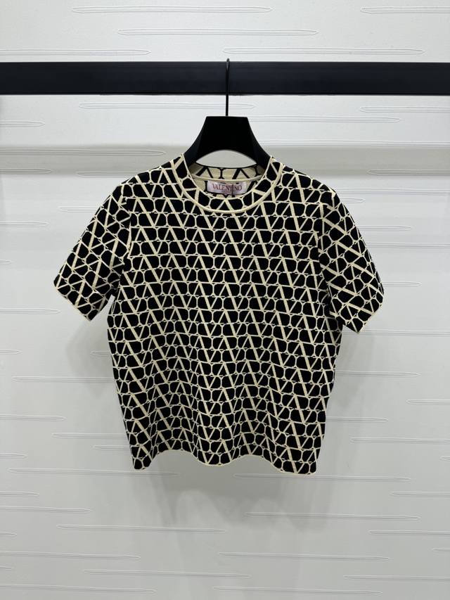 上新原单高端品质 Valentin*2025春夏最新系列！圆领提花针织短袖！定制进口冰丝材质织造 质感高级 弹力舒适 圆领针织短袖剪裁 设计保持统一调性 整体造