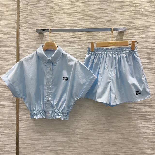 miu Mi* 2025Ss新款套装 又一款时尚达人的心头好！细节精致 每一件到手都是惊喜满溢 高级时装工艺 版型绝绝子 不挑身材 实用百搭 舒适与功能相结合，