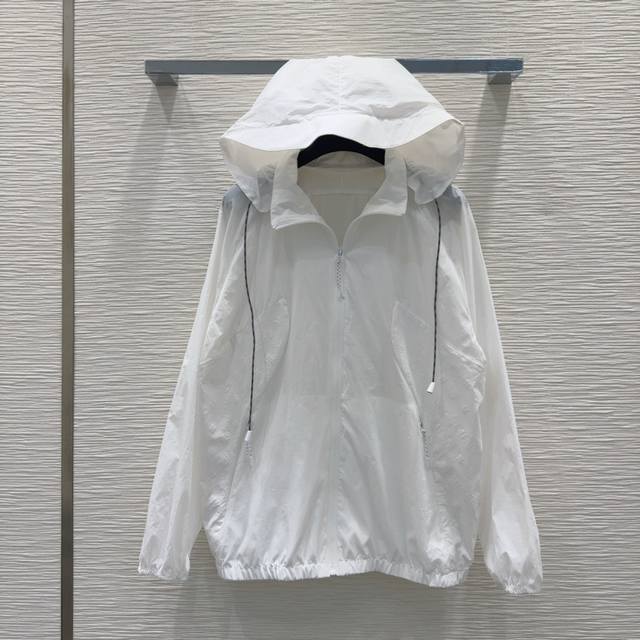 louis Vuitto* 2025Ss新款防晒衣 特殊材质有肌理感 每个小细节都非常注重 恰到好处的高级感 立体剪裁 让成衣上身更为精致洋气 实物太赞啦！Sm