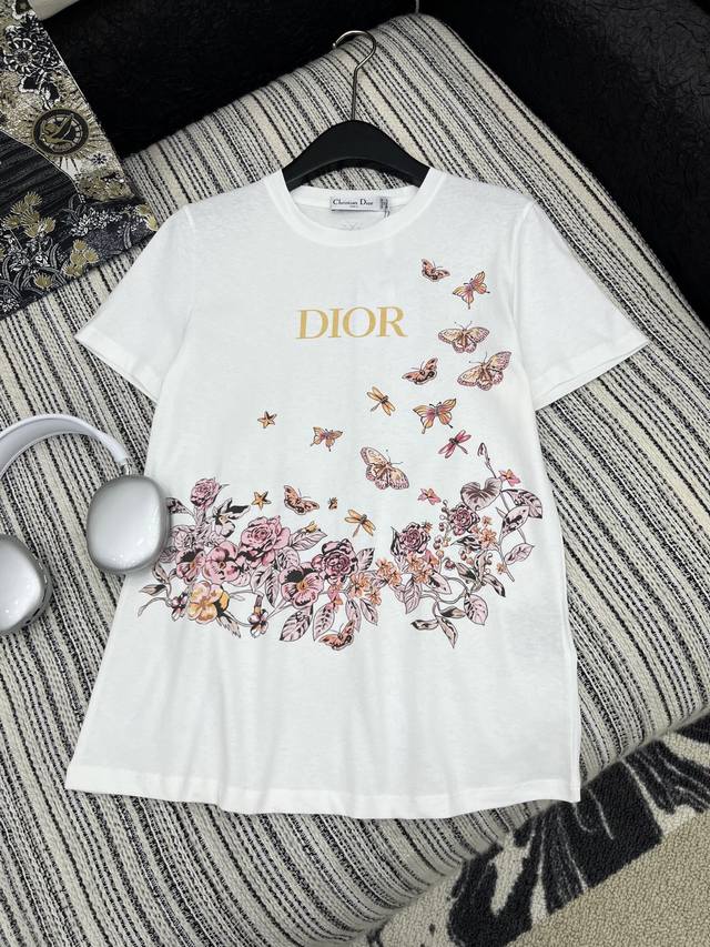 爆款现货 原单品质 Dio*｜2025新品圆领印花 定制Yb全棉材质 透气舒适 质感十足 常规短袖T恤裁剪 凸显品牌格调 采用克重纯棉制成 略带有弹力 呈现显瘦