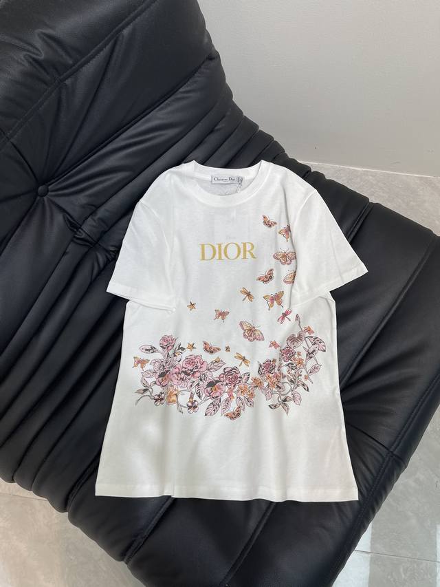 dio*2025新品圆领印花 定制Yb全棉材质 透气舒适 质感十足 常规短袖T恤裁剪 凸显品牌格调 采用克重纯棉制成 略带有弹力 呈现显瘦视觉效果 通体以印花勾