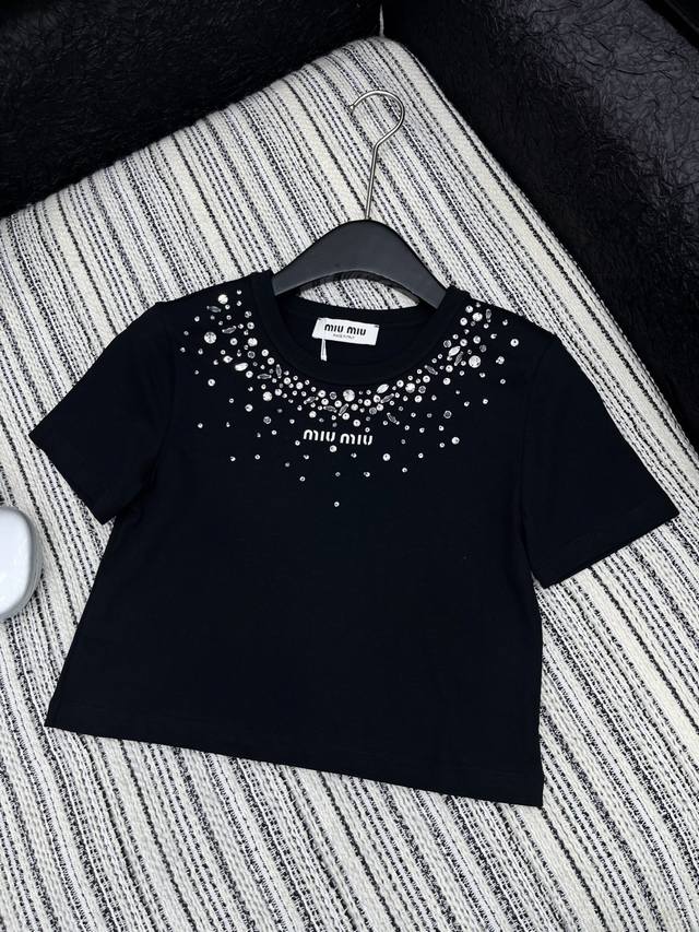 爆款现货 原单品质 Miu Mi*｜2025新品订钻 饰以高品质工艺 精致 清雅 脱俗 减龄柔美 一件成衣工艺繁琐耗时 呈现品质单品 上身洋气时髦 颜色清爽减龄