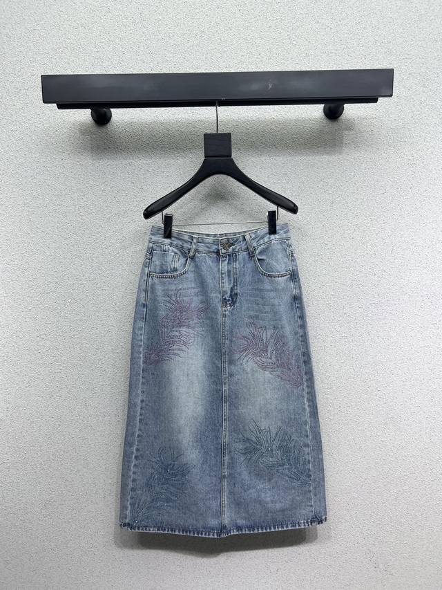 小香风烫钻牛仔半裙 上身藏肉又显瘦 任何腿型都能轻松驾驭 洗水工艺打造出层次感 搭配时髦单品 定制牛仔面料 尺码Sml