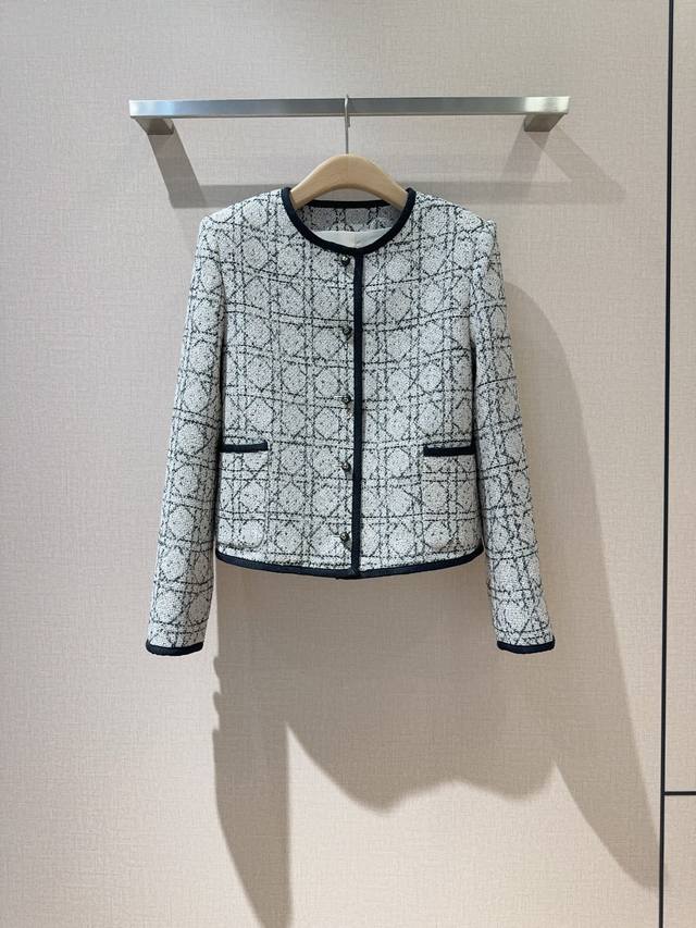 d家25早春新品~ 新到金色也很美 新款藤格纹外套，高级贵气感满满，上身非常显气质，可以搭配阔腿裤或者半裙，连衣裙跟其他单品搭配叠穿更有层次感. 定制面料与Cd