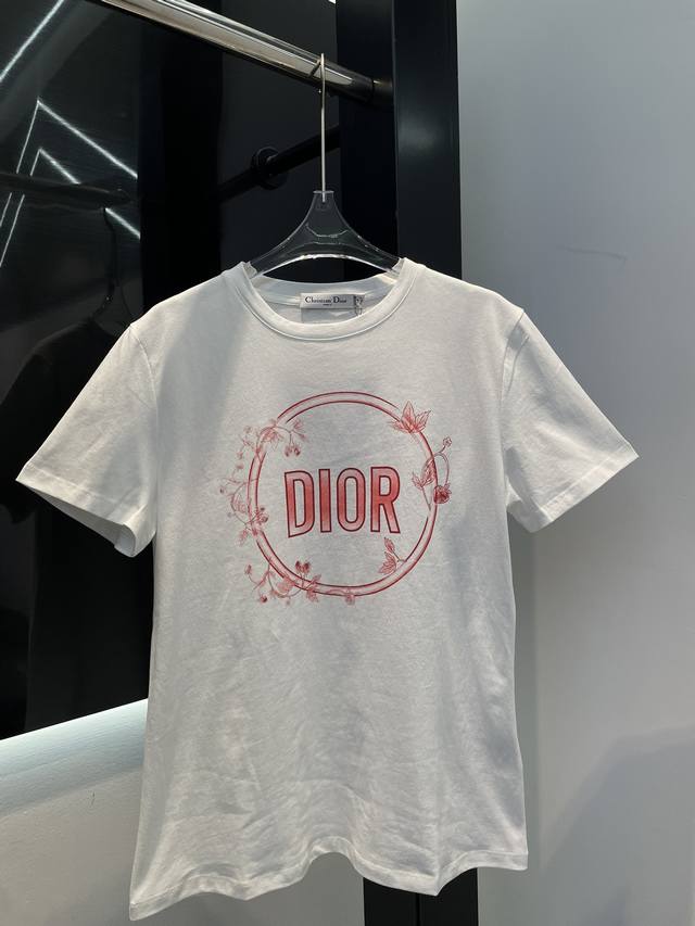 爆款现货 原单品质 Dio*｜2025新品圆领印花 定制Yb全棉材质 透气舒适 质感十足 常规短袖T恤裁剪 凸显品牌格调 采用克重纯棉制成 略带有弹力 呈现显瘦