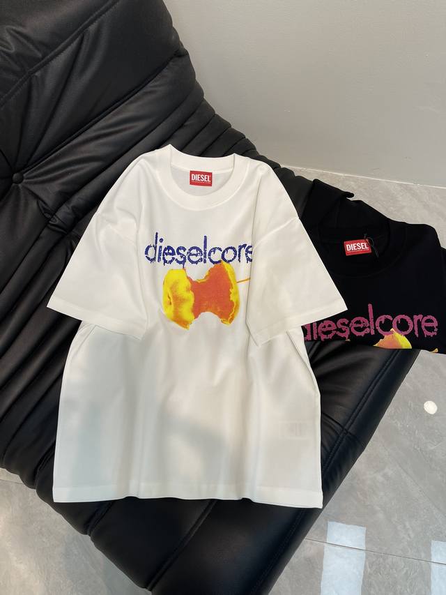 diese*25新款印花短袖T恤。这件T太绝！独特的“Dieselcore”字样搭配咬过的苹果印花，街头潮流感满满，个性又吸睛。宽松版型，面料亲肤舒适，上身无束
