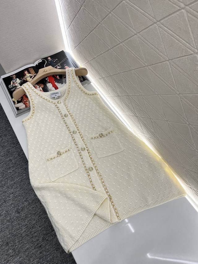 chane*2025新品上架 皮革链条针织背心裙 定制Yb羊毛纱线织造 柔软舒适 洋气显瘦 圆领开衫背心裙剪裁 通体包边以立体皮革链条环绕 充分彰显香家华贵质感