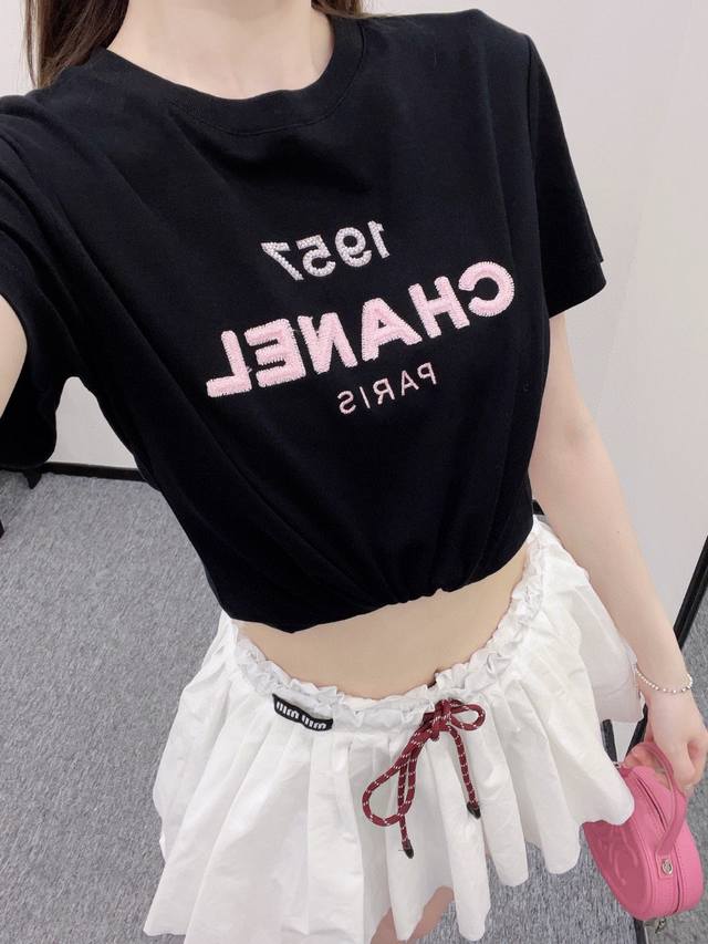 cc小香家！高版本！胸前刺绣钉珠粉色字母Logo图案圆领丝光棉短袖T恤！三标齐全！白色黑色！码数36 38 40，现货发！ 38码胸围94衣长58
