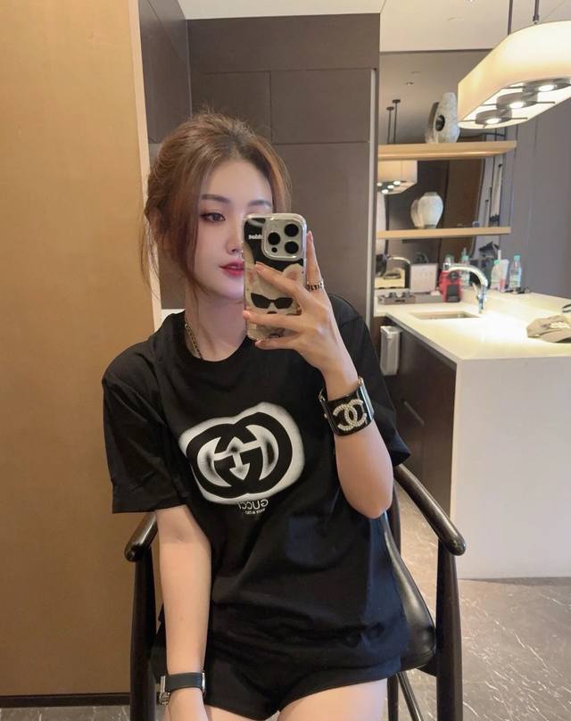 gg家！早春专柜款！胸前双G字母Logo晕染印花圆领丝光棉短袖T恤！三标齐全！两色！码数S M L，现货发！ M码胸围94衣长61