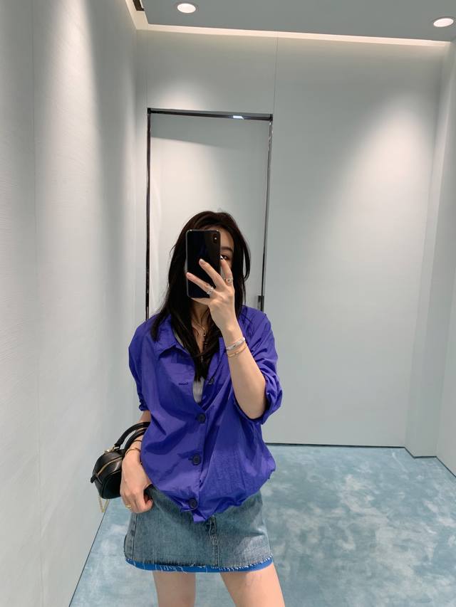 prad*25Ss春夏新款 三角标扭扭乐防晒衬衫 独家Yb开发！高版出品！别具一格的衬衫 极简完美 定制的衬衣面料与版型裁剪 面料轻薄舒适 质感无敌赞 扭扭乐拼