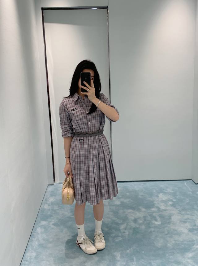 miu25Ss春夏新款 知识分子微标格纹长袖衬衫。原版开发！高版出品！定制色织面料 饰有品牌标识贴饰 翻领领口 纽扣开合 宽松直筒版型 学院风做工品质看细节。现