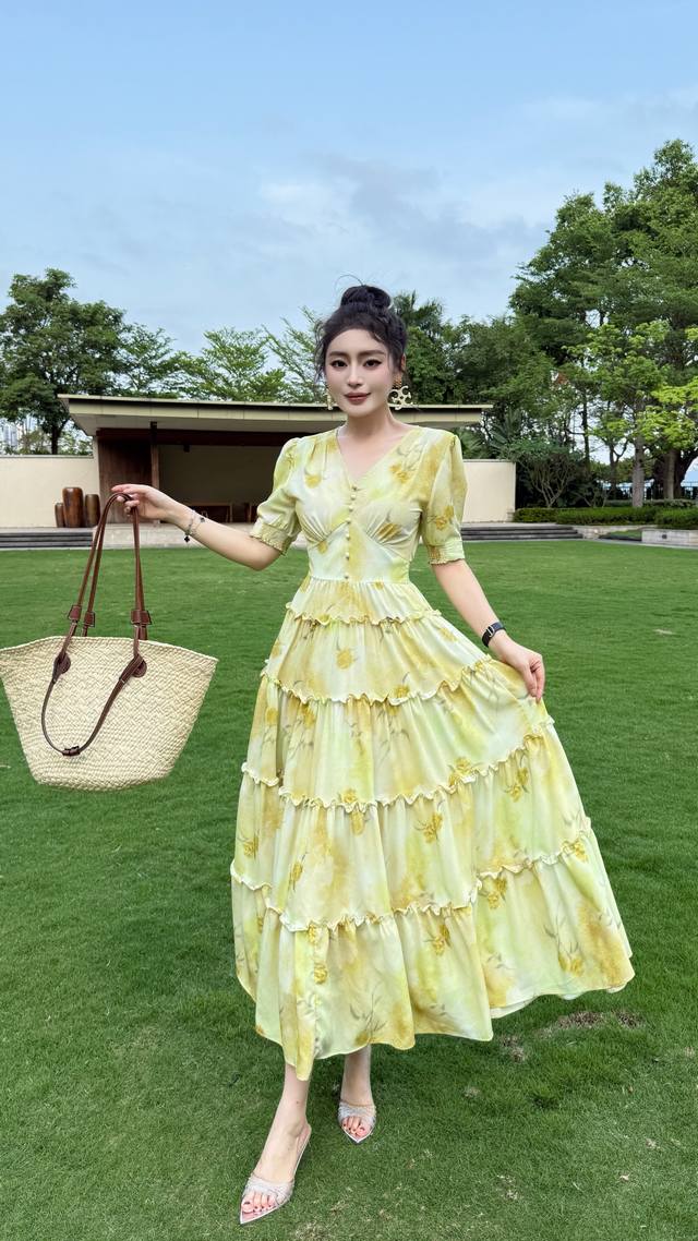 连衣裙 实拍经典简约名媛气质连衣裙 时尚舒适不挑人，上身美美美~大爆款， Sml X L 面料：双绉丝 M码胸围90肩宽39腰围70裙长122 每个码胸围平铺腰
