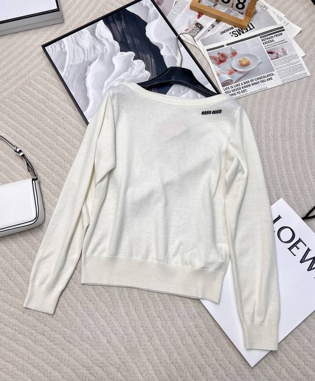 miumiu25Ss早春新款 微标羊毛一字肩长袖上衣丨独家Yb开发！高版出品！Miu家一如既往的高级感，关键是超级好搭， 经典版型上身巨显瘦！减龄百搭不挑人上身
