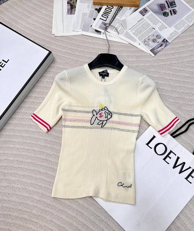 chanel25Ss早春新款女团风气质小鱼嵌花短袖针织上衣丨独家高版出品！坑条设计修身版型绝绝子！进口定制羊绒纱线细腻柔软的手感超赞！Logo字母低调奢华。辣妹