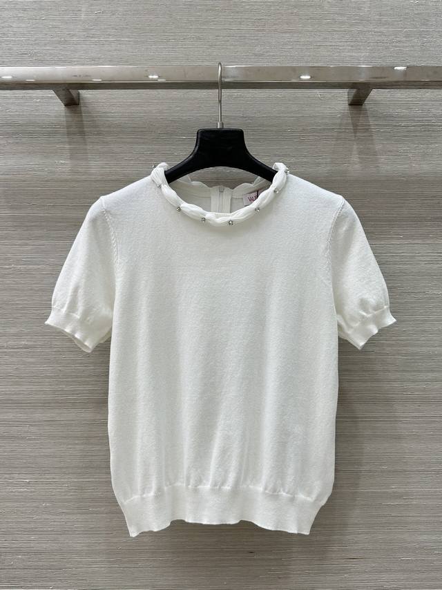 独家首发，原单品质 温柔淑女风，Val*25春夏新品，手工丝带钻领针织短袖上衣！温柔钉钻项圈手工缝制工艺Yyds！气质圆领修身版型随性优雅！珍珠与羊毛完美碰撞时
