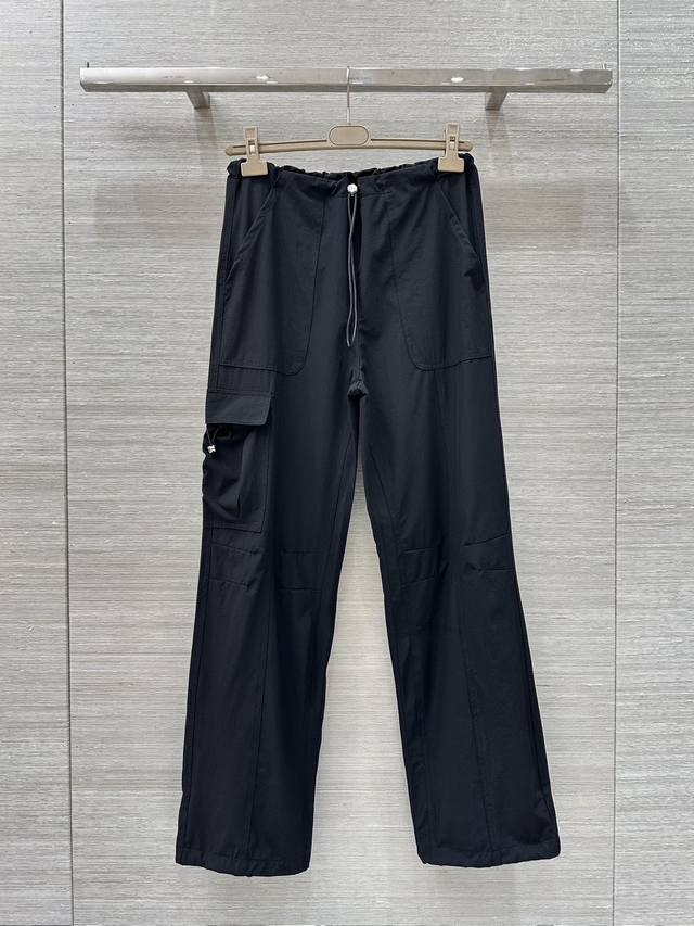 原单品质，独家首发 Alo 25春夏新品降落伞工装裤！简约又高级。年度神裤，酷飒感轻松Get！黑的显瘦。面料是那种速干透气的，它干得超快，一点不黏腻。非常轻盈，