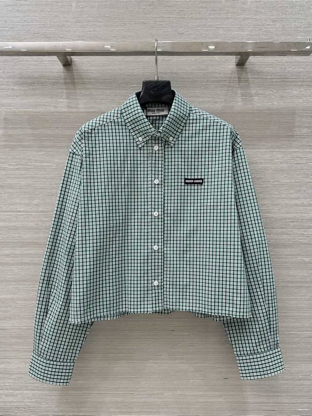原单品质，独家首发 Miu系穿搭 25Ss春夏新款，绿色格纹翻领短款长袖衬衫丨独家Yb开发！高版出品！继续Miu腔调 女团学院风走起 Yb定制的格子纹路 格调拉