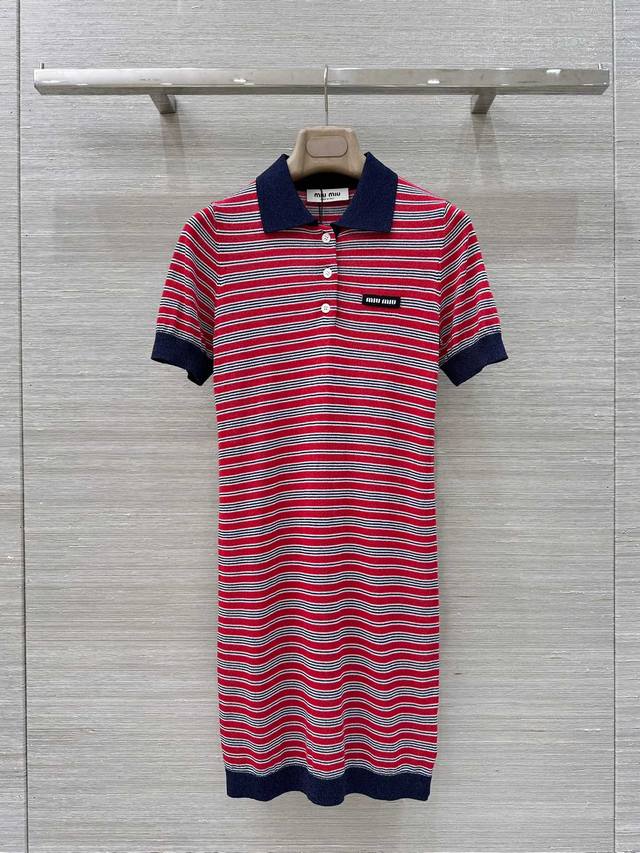 原单品质 Miu系25春夏新品！条纹针织Polo短袖连衣裙。定染色系100%羊毛纱线细腻柔软的手感超赞！线条间色提花工艺，Logo字母低调奢华。气质小翻领甜美少