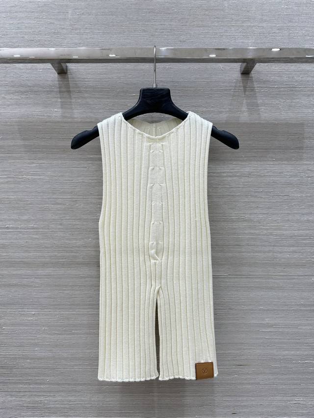 独家首发 原单品质 Lou* 25春夏新品。Flight Mode 系列开衩修身针织小背心上衣！Yb定制棉加羊毛纱线细腻舒适！真皮皮标缀饰高级百搭。气质小圆领撞