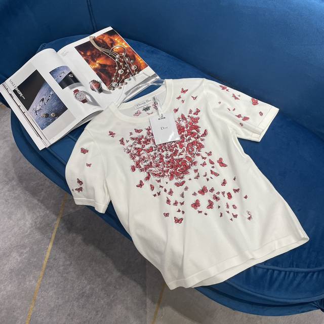 dio* 早春新品上架 蝴蝶刺绣图案针织短袖质感复古 养肤又舒适 沿用活性刺绣工艺 呈现出灵动花卉蝴蝶图案 上身气质时髦 单穿叠穿都显高级时髦 营造出氛围感穿搭