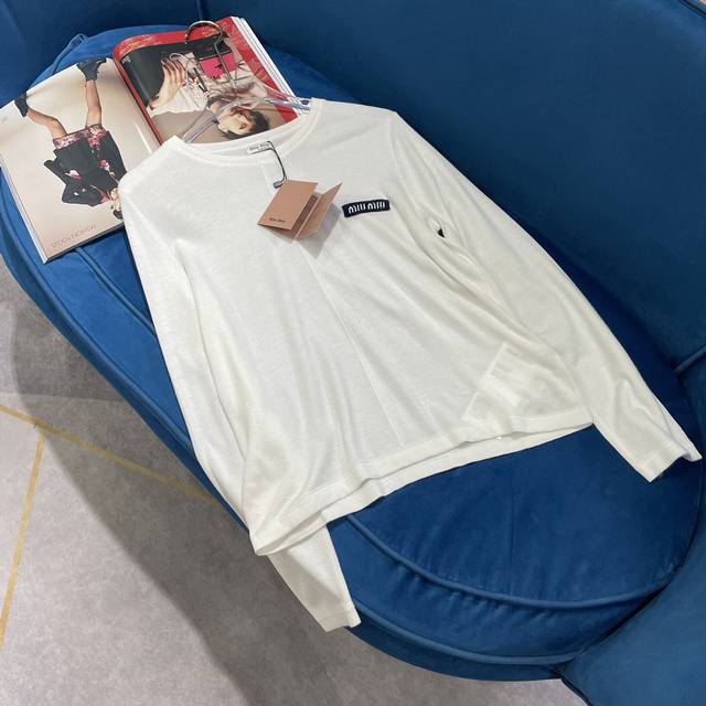 miumi* 新品上架 针织圆领长袖 定制Yb斜纹针织材质 质感舒适透气 圆领短款长袖剪裁 领口袖口细腻包边 穿着舒适 前襟线条走位设计 增加造型感 胸前品牌钩
