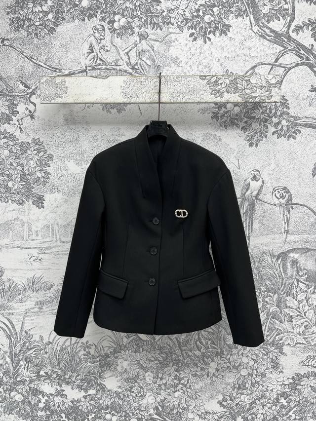 d家 25春夏新款 胸针装饰毛呢西装外套 超赞的时髦感 立体廓形剪裁设计 简约又吸睛 经典翻领 三粒扣西装 廓形上身修身显瘦 日常通勤搭配都适合 是随便外穿出门