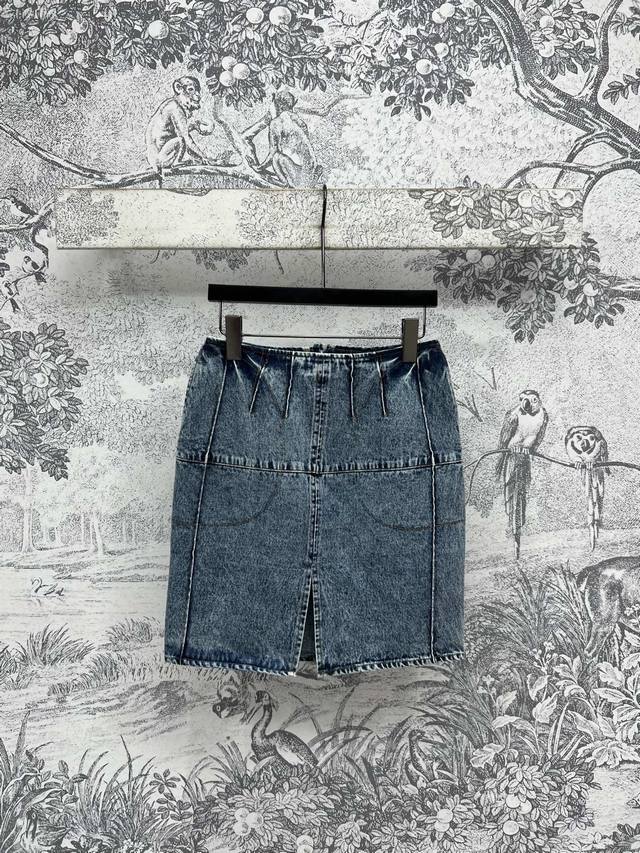 25春夏 牛仔短裙+牛仔包臀裙+修身牛仔长裤 一秒显瘦提臀收腰 可以把腿型收的很完美 短裙压褶收腰设计 简约又不失吸睛感 定制五金金扣装饰超很吸睛 一系列搭配短