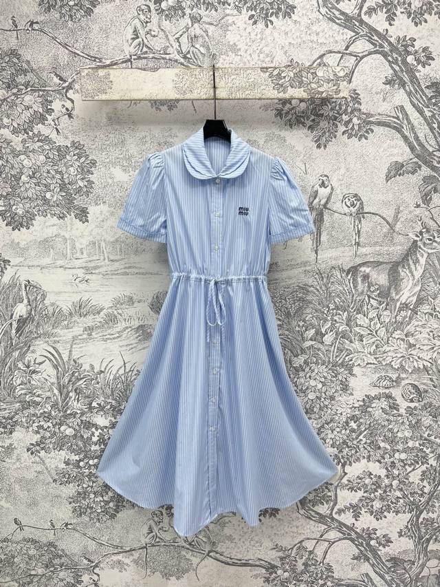 miu 25春夏新款 娃娃领蓝条纹收腰连衣裙 超级乖的甜美系学院风短袖连衣裙 娃娃领设计真的太甜美了 清爽干净的蓝条纹配色 上身很甜美风 Miu字母印花加持 纯