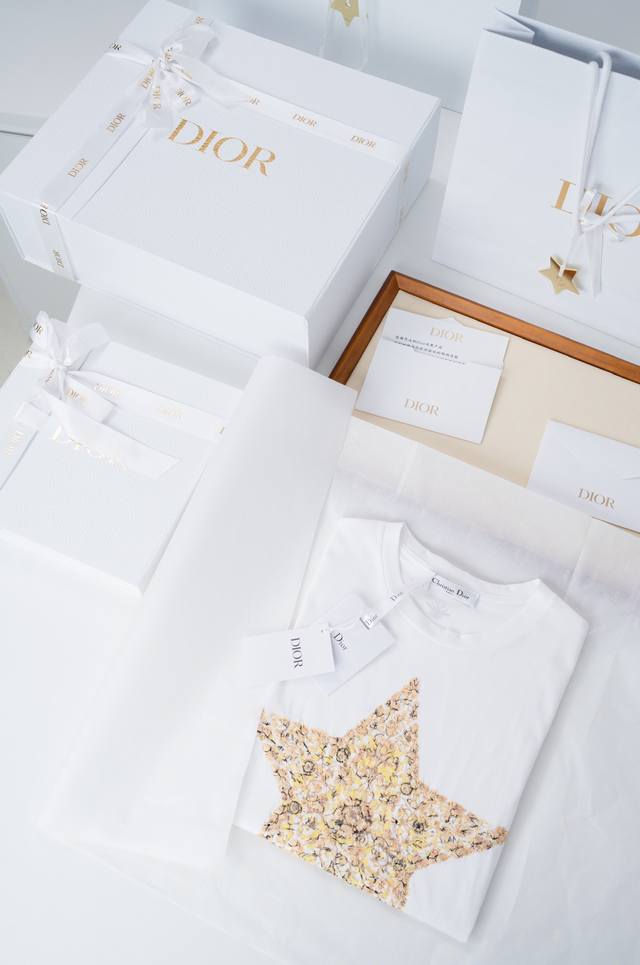 2025Ss D*Ior 刺绣T-Shirt 采用高棉质材质，面料垂感十足，手感清爽细腻，质地亲肤柔软，胸前吸睛的精致刺绣五角星点缀其间，把品牌形象展示得淋漓尽