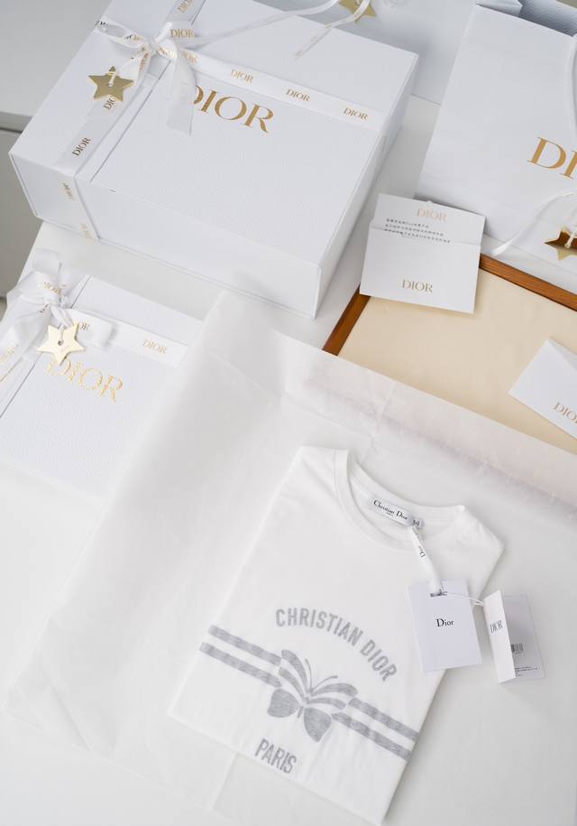 d*Ior 25 Summert-Shirt 采用100%棉质面料，特别轻薄，手感柔软，上身透气舒适，绝对是夏天绝美单品最特别之处就是胸前蝴蝶结图案印花，它是反