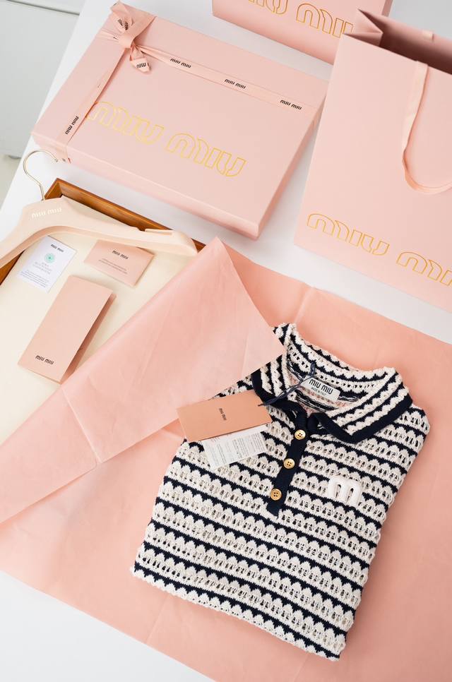 25Ss Mi Umiu Polo 超推荐的一款夏日必备单品 独家定制纱线，打造出简约而不失格调的镂空款Polo，经典翻领款，透气清凉又洋气，非常有调性镂空钩花