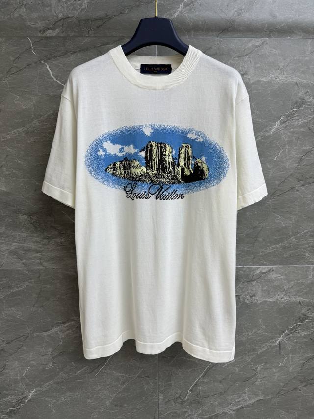 早春新款上新啦 L家白色风景提花短袖 春夏系列 圆领罗纹领口 西部风景提花图案 休闲减龄时髦 棉质针织面料 柔软舒适透气 宽松版型不挑人穿 男女同款 商标齐全