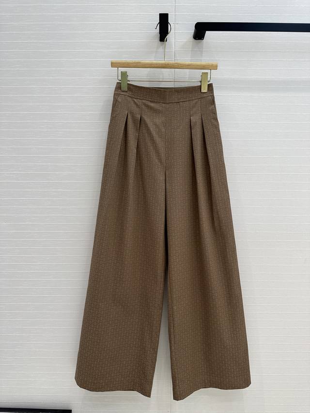 独家首发Her*25S早春新品，橡筋高腰褶裥棉质西裤老钱慵懒通勤随性的高级单品。廓形甩腿裤型梨形身材的穿搭天菜！定制暗纹提花细节满满低调奢华。做工品质看细节，两