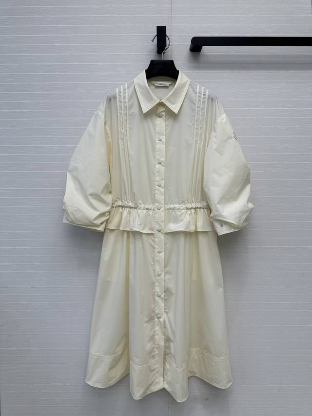 强烈推荐Mon*25春夏新品。法式泡泡袖打褶连衣裙气质衬衣领高腰抽绳设计不挑身材，褶裥收腰大A版型上身休闲优雅少女风、本季必入百搭单品！精梳棉面料做工品质看细节