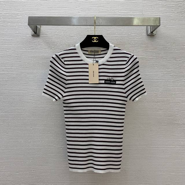 款号D25050382 Miumi*缪家新款 胸前字母Logo蝴蝶结配件装饰修身显瘦套头短袖条纹针织衫上衣！ M码：胸围54，袖长19，衣长55 面料弹力大尺寸