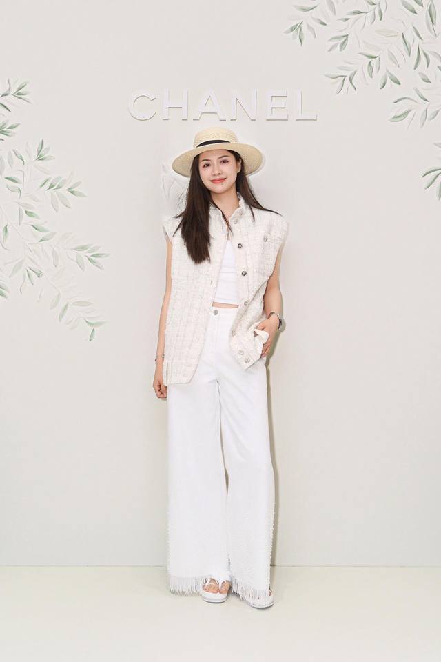 chane* 25Ss春夏新款 串珠流苏牛仔阔腿长裤丨独家Yb开发！高版出品！经典丹宁面料，碰撞奢华串珠与灵动流苏，裤脚处细密的珠绣如繁星洒落，精致又不失随性！