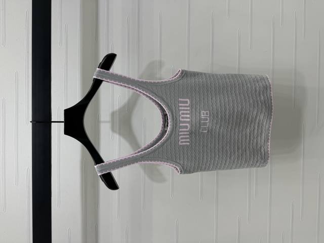 上新原单高端品质 Miumi*2025春夏最新系列！花边针织背心！定制羊毛针织材质 质感高级 光泽舒适 针织背心剪裁 通体利用钩针肌理交织 勾勒出波浪花纹图案