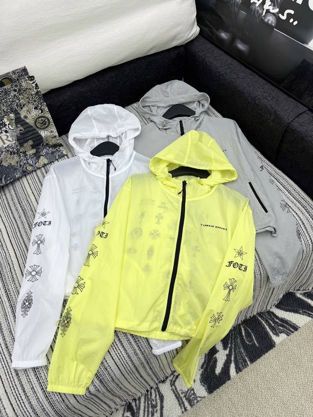 爆款现货 原单品质 克罗星*｜2025新品戴帽印花防晒外套 定制Yb进口材质 舒适好穿 挺括有型 订制撞色拉链防晒外套 精致印花凸显品牌高级感 丰富视觉效果 抽