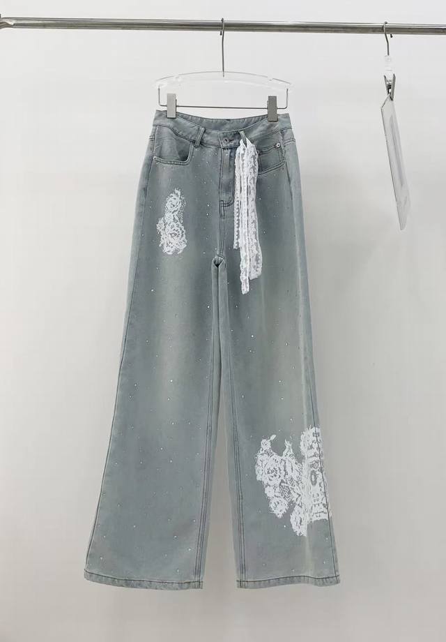 爆款现货 原单品质 小众｜蕾丝装饰天丝烫钻牛仔裤 非常轻肤 小清新的色系 带来夏天的气息！ 弹力牛仔具有良好的吸湿性和透气性， 布面光泽柔和，手感也非常细滑，