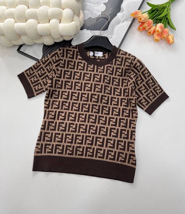 fendi 新款提花系列..Ff Logo针织短袖！超爱的这款 超级有气质！没穿之前可能感觉有点老气一上身保证大型真香现场采用进口超细机织作 每个Logo的间距