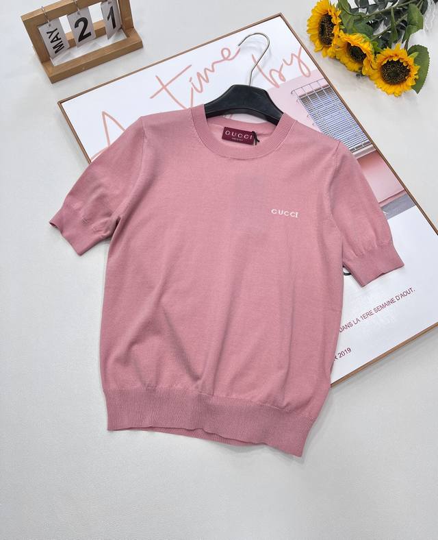 gucci 秋冬新款 胸前字母Logo圆领针织针织短袖。经典圆领百搭版型不挑人！精美Gucci嵌花细节更添别样魅力，经典永远不会过时，常规版型显瘦又休闲。上身超