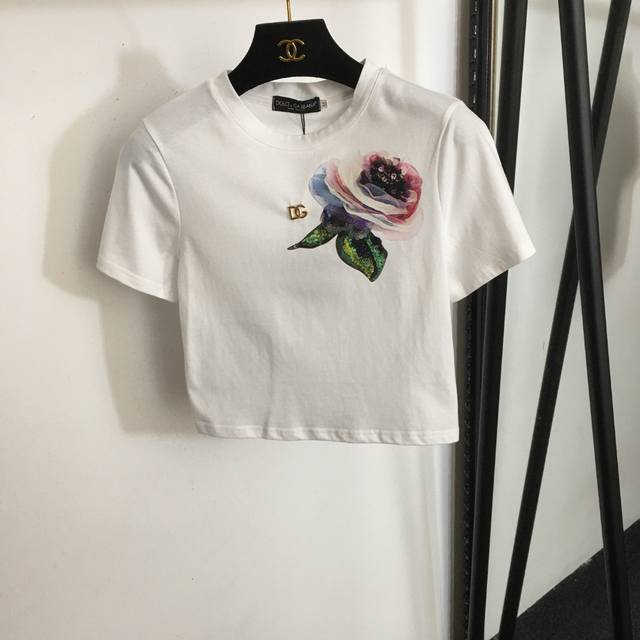 款号 0262 Dg*新款 花朵印花修身短款短袖T恤，白色，黑色，S-Xl， M码；肩宽36，胸围82，袖长18，衣长42；