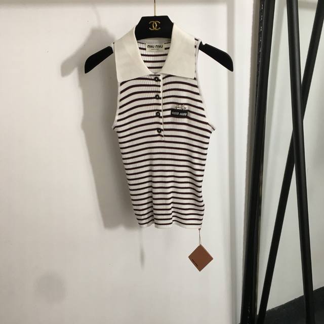 款号20252641 Miumi*新款 领标Logo贴布胸针装饰 撞色条纹翻领针织背心，白色，Sml， L码；胸围62，长53