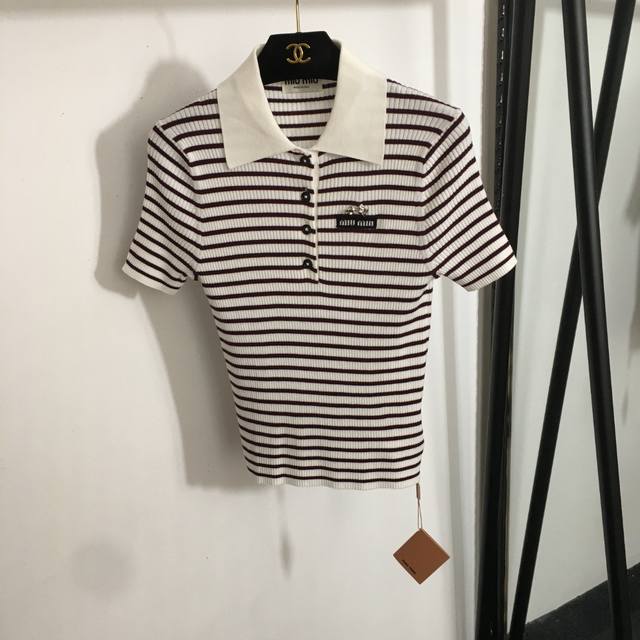 款号20252639 Miumi*新款 领标Logo贴布胸针装饰 撞色条纹Polo领修身短袖针织衫 上衣，白色，Sml， L码；胸围62，袖长19，长54