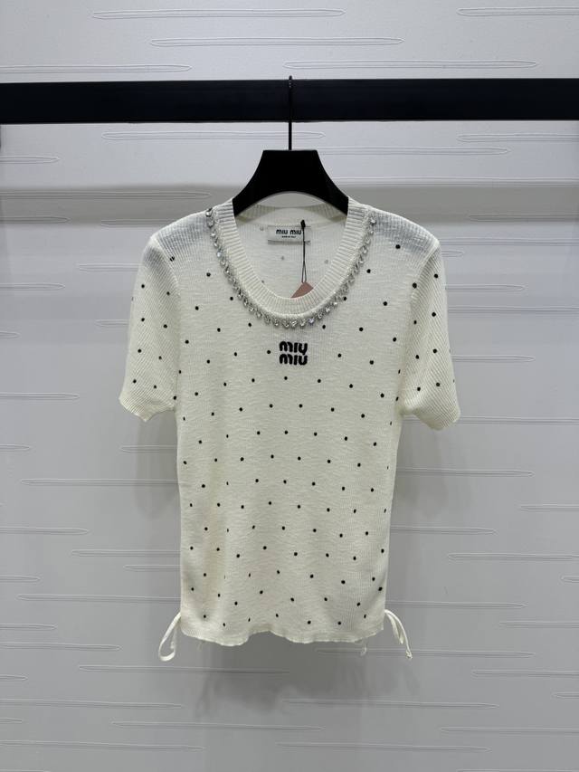 上新原单高端品质 Miumi*2025春夏最新系列！波点针织短袖！定制羊毛针织材质 质感高级 舒适柔软 肌理明显 圆领正肩短袖突出温柔气质 领口袖口螺纹包边 胸
