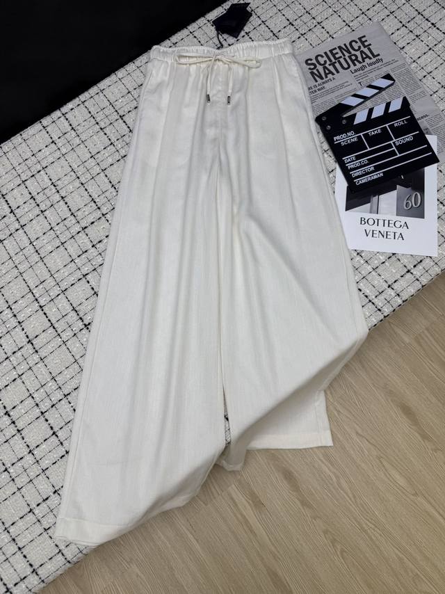 重磅混纺亚麻裤 25Ss 后袋经典三角标休闲裤 松紧腰头系带设计 一整个休闲和慵懒时髦的风格 藏肉又显高 面料是进口混纺亚麻材质 手感特别舒服 日常逛街度假搭配