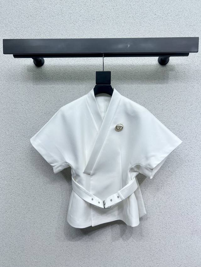 d家白色西装短袖外套 配胸针 时髦低调气质又奢华高级！版型百搭不挑人，定制面料 定制钮扣配件。做工品质看细节。白富美必入！强烈推荐 高品质 尺码Sml
