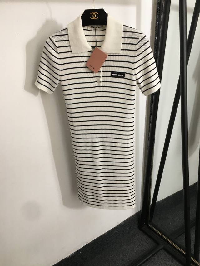 款号20252597 Miumi*新款 高品质100%羊毛 领标Logo贴布 拼色条纹Polo领针织短袖连衣裙，白色，36 38 40， 36码；胸围68，袖长